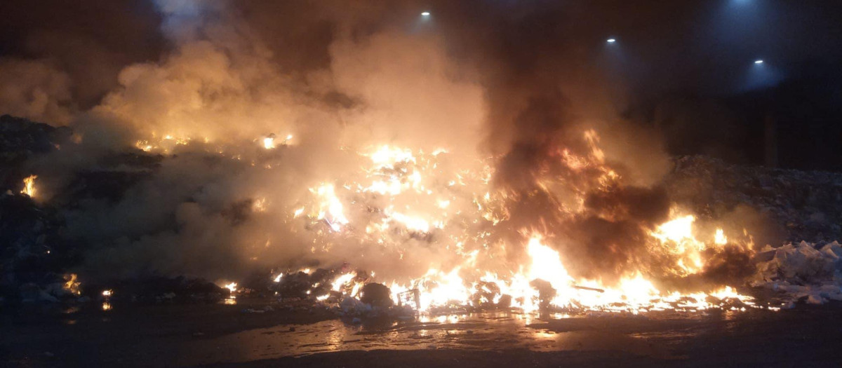 Imagen del fuego originado esta madrugada en la planta de tratamiento de residuos de Sadeco.