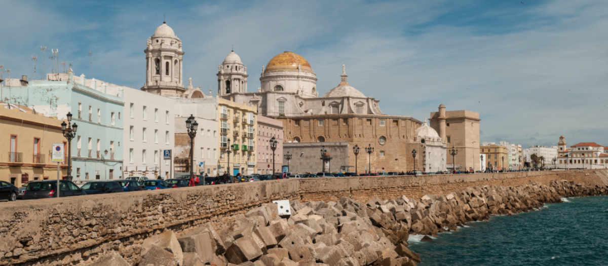 La catedral de Cádiz vista desde el malecón