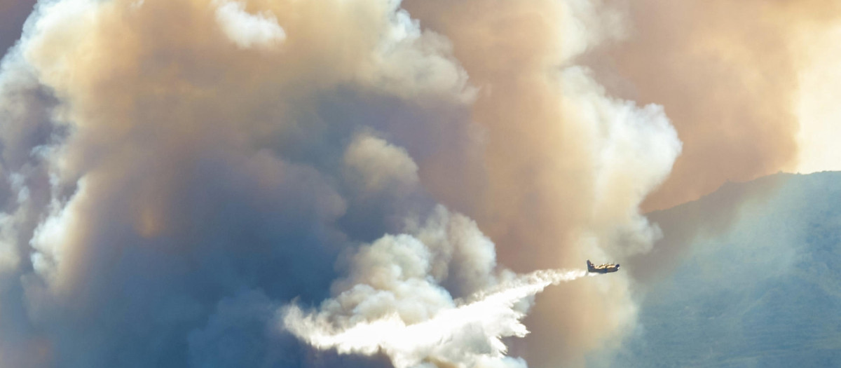 Un hidroavión actúa en Villanuena de Viver (Castellón)