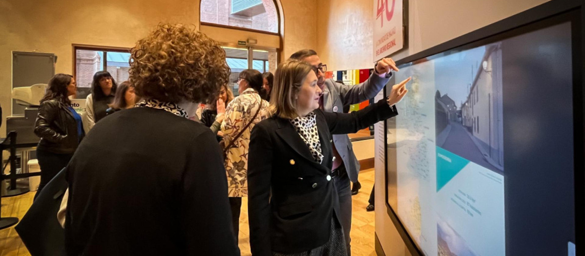 La consejera de Cultura, Turismo y Deporte, Marta Rivera, visitando la exposición