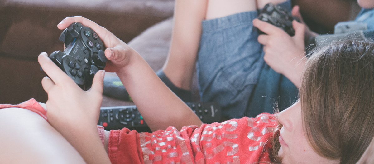 Una niña jugando con una consola