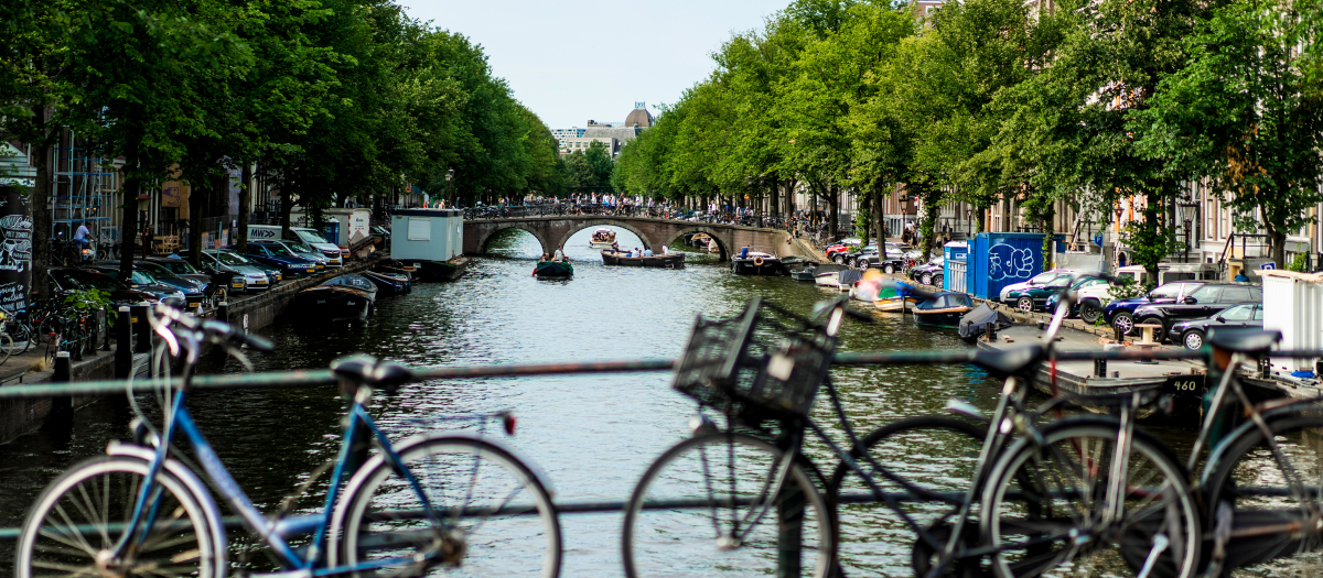 Uno de los famosos canales de Ámsterdam