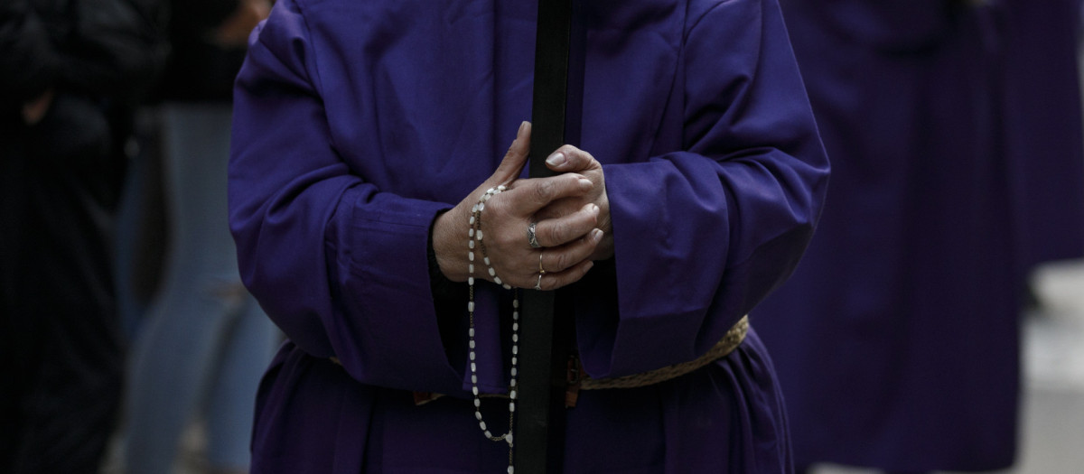 Un penitente de la Hermandad de Jesús Nazareno durante el Miércoles Santo en Granada