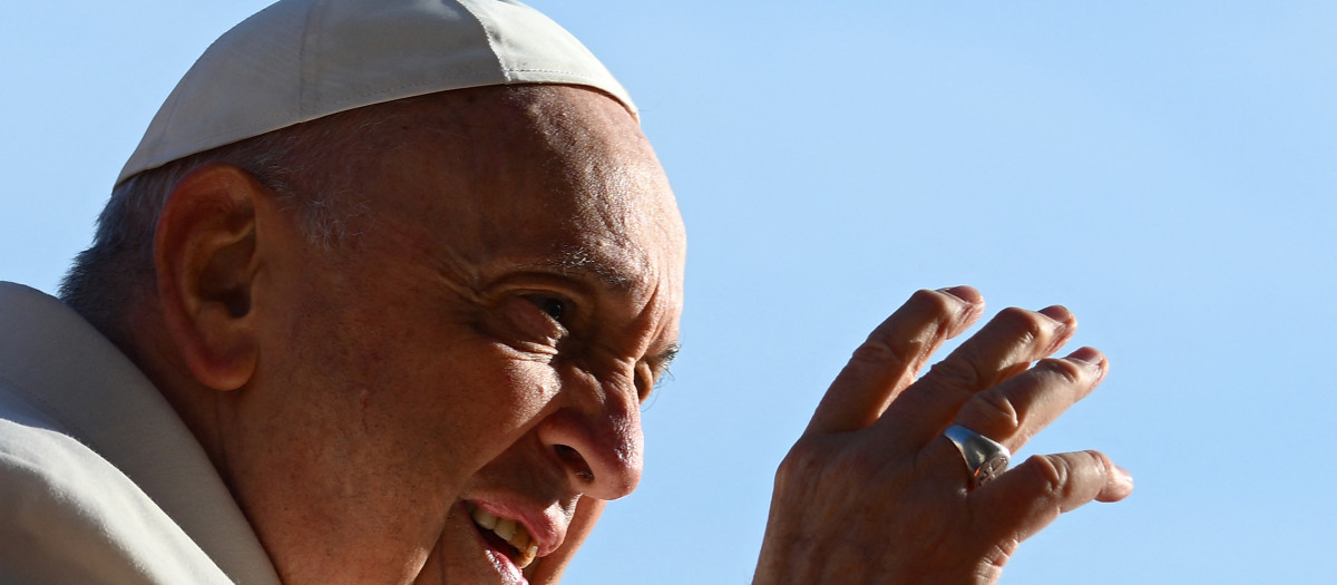 Pope Francis waves from the popemobile car as he arrives at St. Peter's square on March 29, 2023 in The Vatican to hold the weekly general audience. (Photo by Vincenzo PINTO / AFP)