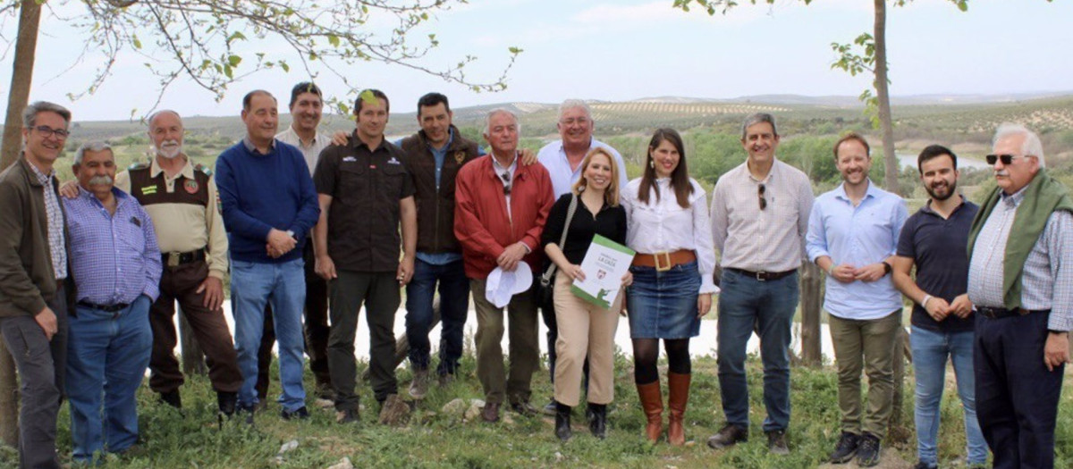 Representantes del PP y cazadores en el coto de la Sociedad de Cazadores de Aguilar de la Frontera (Córdoba) para conocer el Proyecto Framework