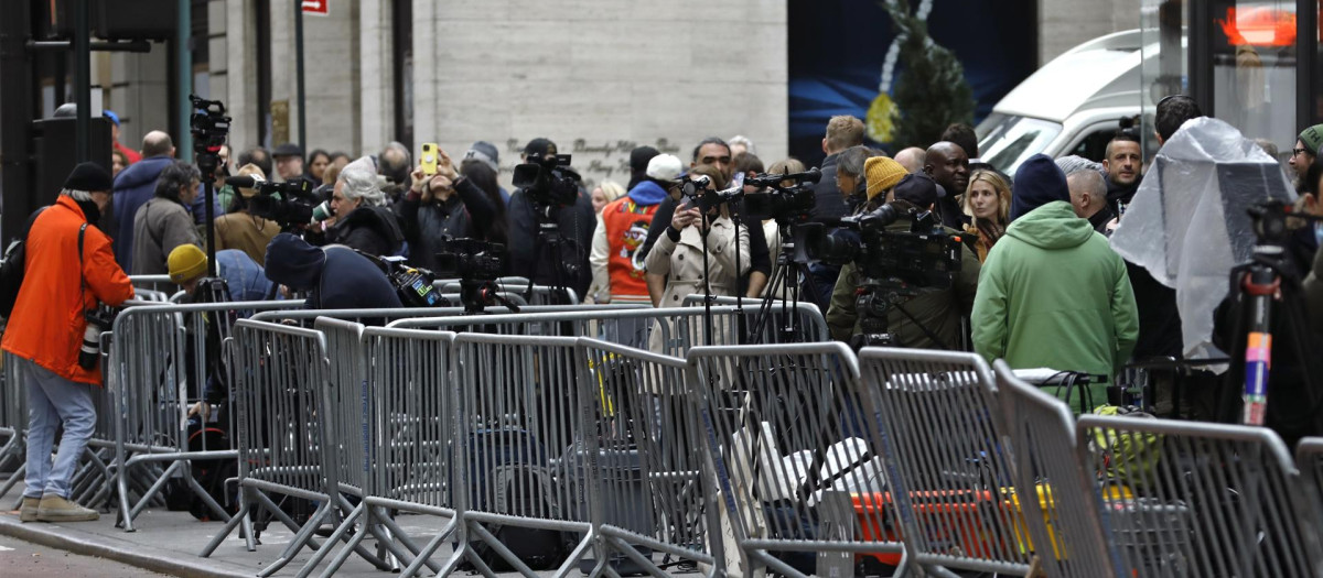 New York (United States), 31/03/2023.- Media and pedestrians fill the sidewalk across the street from Trump Tower on Fifth Avenue in New York, New York, USA, 31 March 2023. A Manhattan grand jury has voted to indict former US President Donald J. Trump, Trump confirmed in an email on 30 March 2023. (Estados Unidos, Nueva York) EFE/EPA/Peter Foley