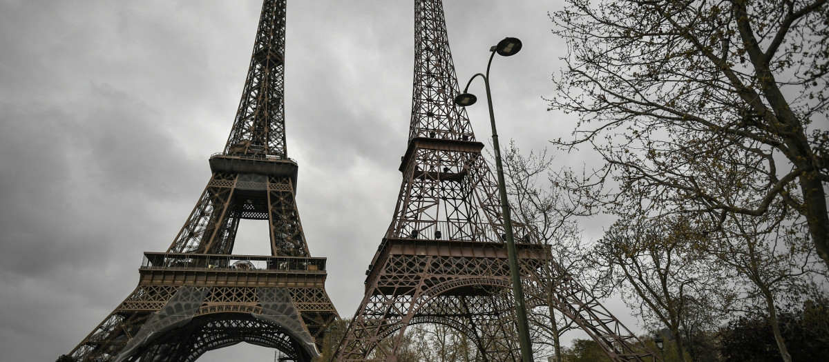 "Eiffela", réplica de la Torre Eiffel, ubicada cerca de la original en París