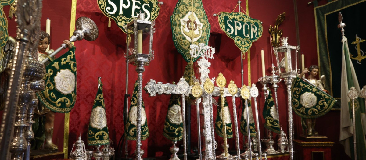 Altar de insignias de la hermandad de la Esperanza