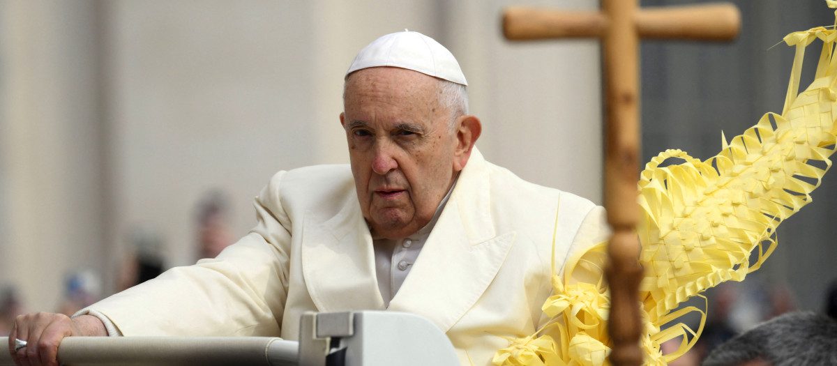 This photo taken and issued as a handout on April 2, 2023 by the Vatican Media shows Pope Francis in the popemobile car within the celebration of the Palm Sunday mass on April 2, 2023 at St. Peter's square in The Vatican. (Photo by Handout / VATICAN MEDIA / AFP) / RESTRICTED TO EDITORIAL USE - MANDATORY CREDIT "AFP PHOTO / VATICAN MEDIA" - NO MARKETING NO ADVERTISING CAMPAIGNS - DISTRIBUTED AS A SERVICE TO CLIENTS