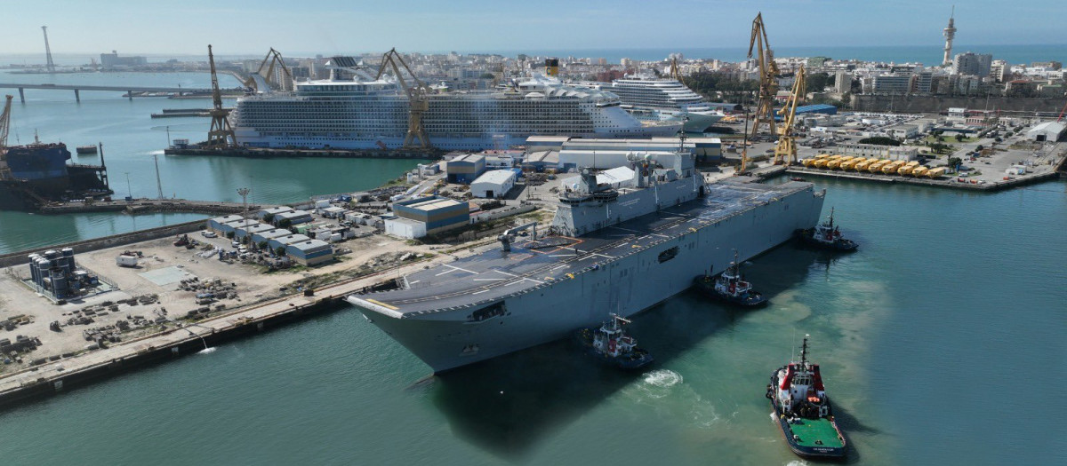 El LHD Juan Carlos I de la Armada llega al astillero de Navantia en Cádiz