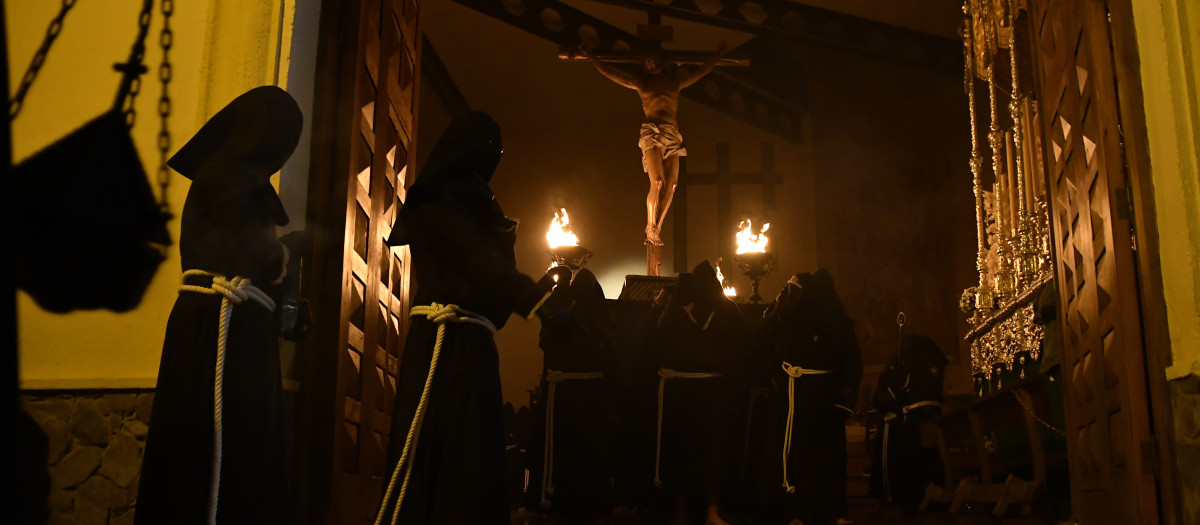 La Hermandad Juvenil del Santo Cristo del Perdón de Almería a su salida del templo en su procesión de este Martes Santo.