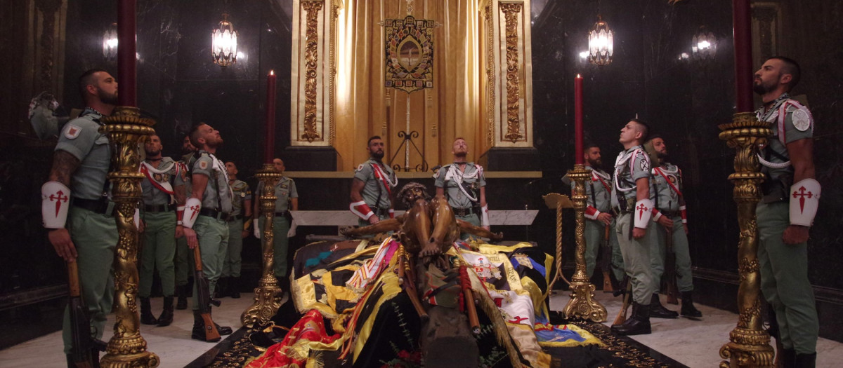 Miembros de La Legión montan guardia en la capilla de Santo Domingo ante la imagen del Cristo de la Buena Muerte