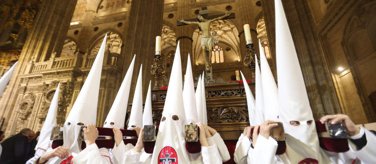 GRAF4037. SALAMANCA, 06/04/2023.- La procesión del Cristo Yacente ha dado puntual inicio al Jueves Santo en Salamanca con su emblemática promesa de silencio en el atrio de la Catedral Nueva. EFE/J.M.GARCIA