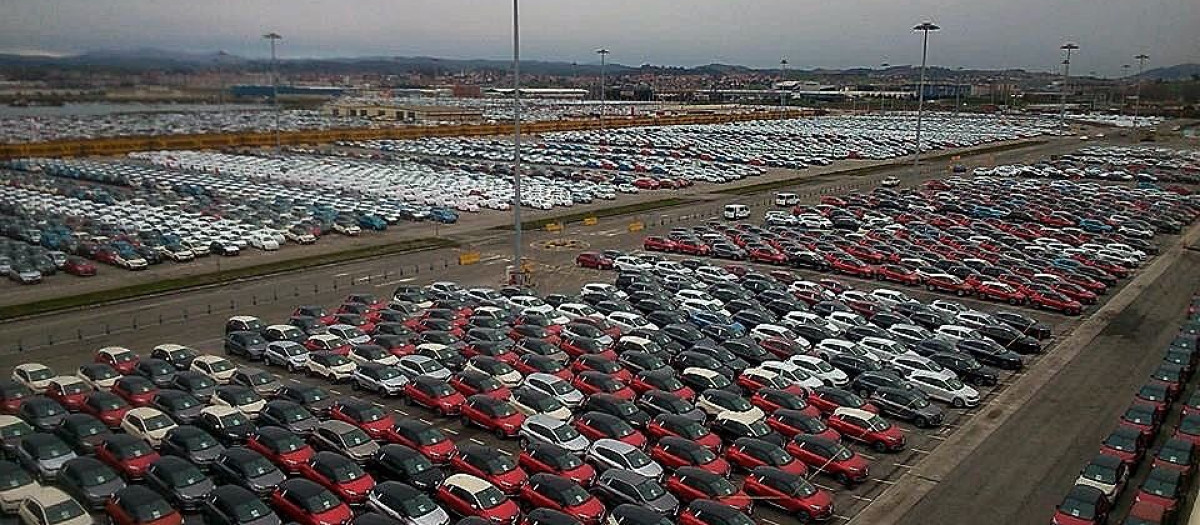 El deterioro de un coche aparcado en una campa a la espera de comprador es diario