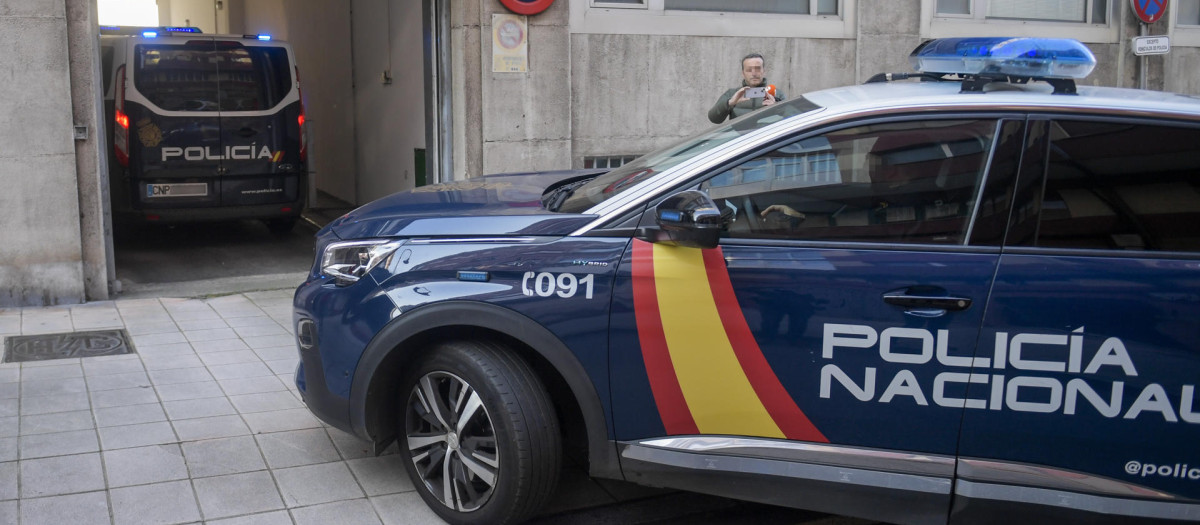 Patrulla de la Policía Nacional en Avilés, donde ha ocurrido el suceso