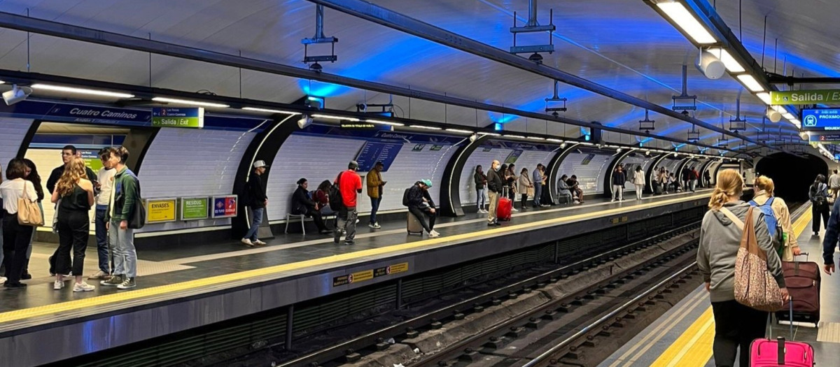 Pasajeros esperando en el andén de la línea 1 de Metro