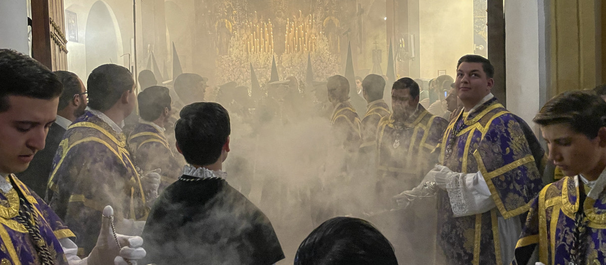 AME9632. SEVILLA (ESPAÑA), 07/04/2023.- Prelados y feligreses acompañan hoy a la Virgen de la Esperanza de Triana en su salida de la capilla de los Marineros para la procesión, durante la celebración de la Madrugá sevillana, una noche con seis cofradías recorriendo el centro de Sevilla (España). EFE/Jose Manuel Vidal