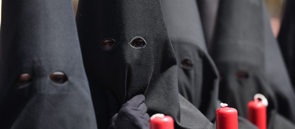 Nazarenos de la Hermandad de San Bernardo de Sevilla