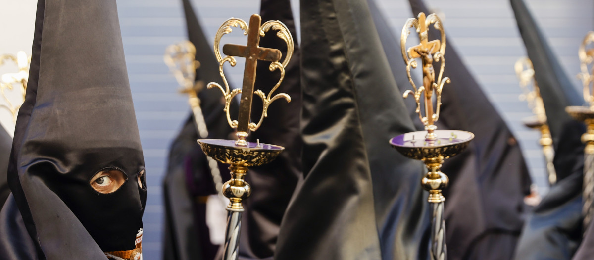 -Nazarenos en la procesión del Santísimo Cristo del Salvador este Viernes Santo, en la Semana Santa Marinera de Valencia.