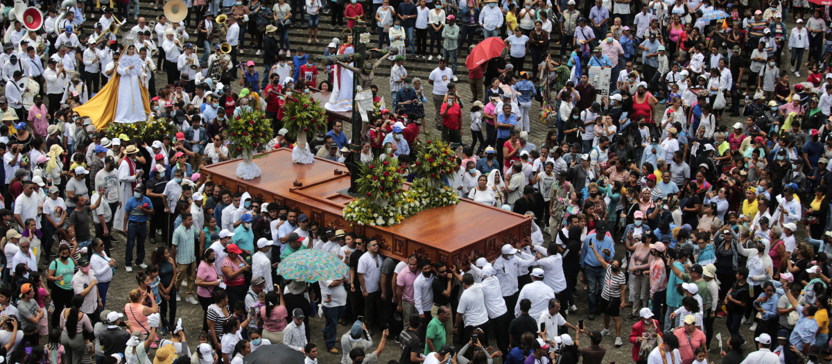 Los fieles procesionaron con el crucificado en el terreno de la catedral de Managua a pesar de la prohibición