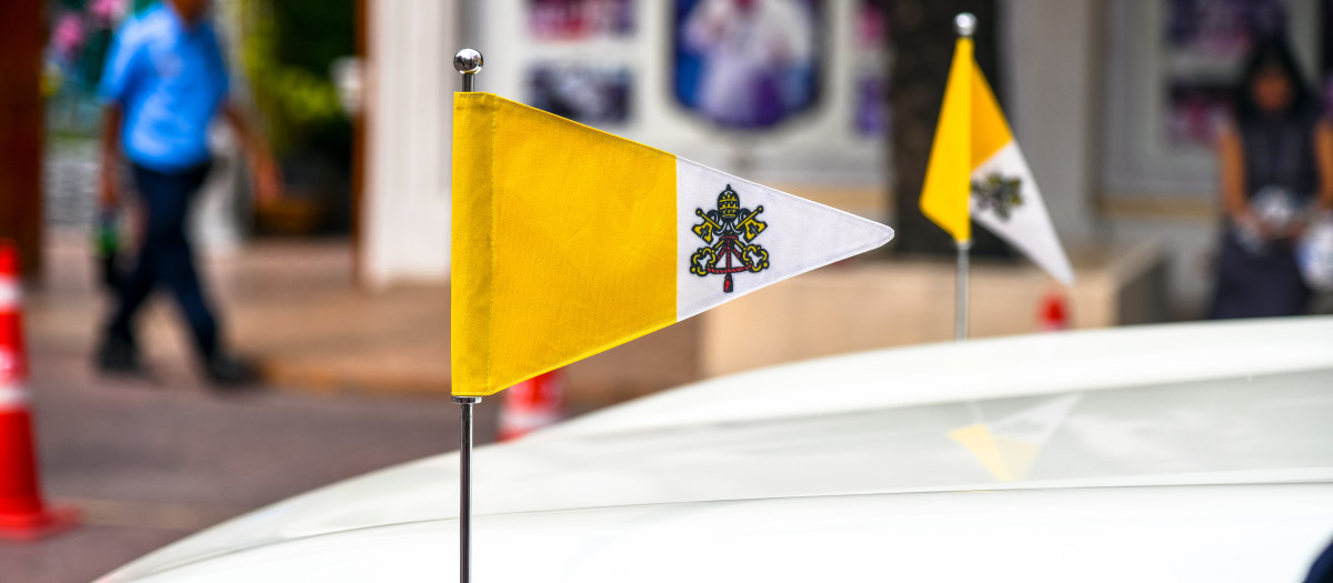 Una bandera del Vaticano en el Papamóvil