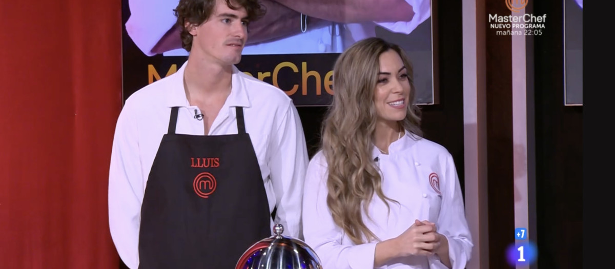 María, de Tomelloso, a la derecha, este lunes en 'MasterChef'