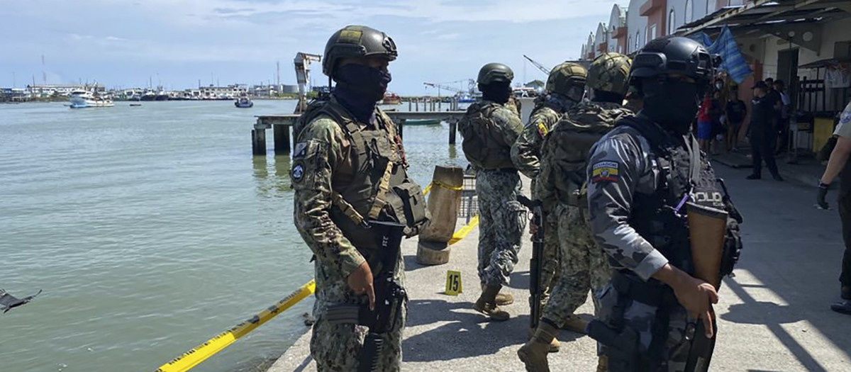 Miembros de la Armada ecuatoriana en el Puerto de la Esmeralda