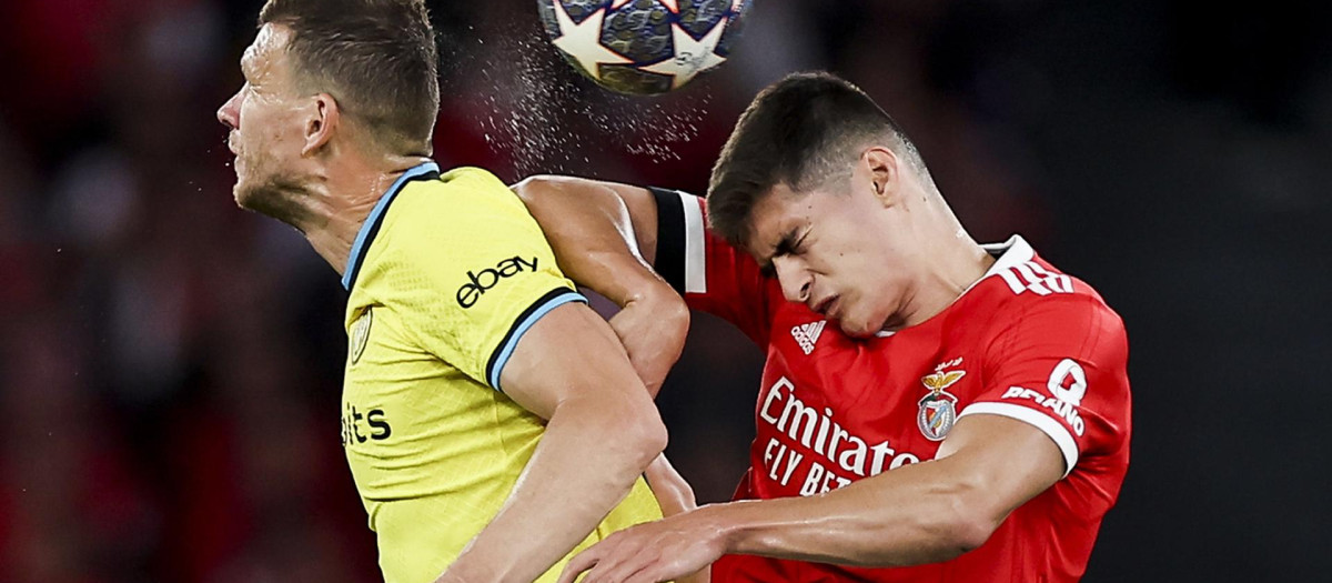 Antonio Silva y Edin Dzeko, durante el partido de cuartos de final de la Champions