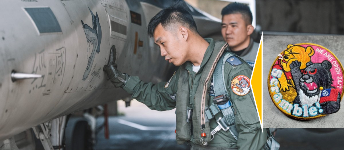 Un piloto de la Fuerza Aérea taiwanesa inspecciona su avión portando en su uniforme con una insignia desafiante