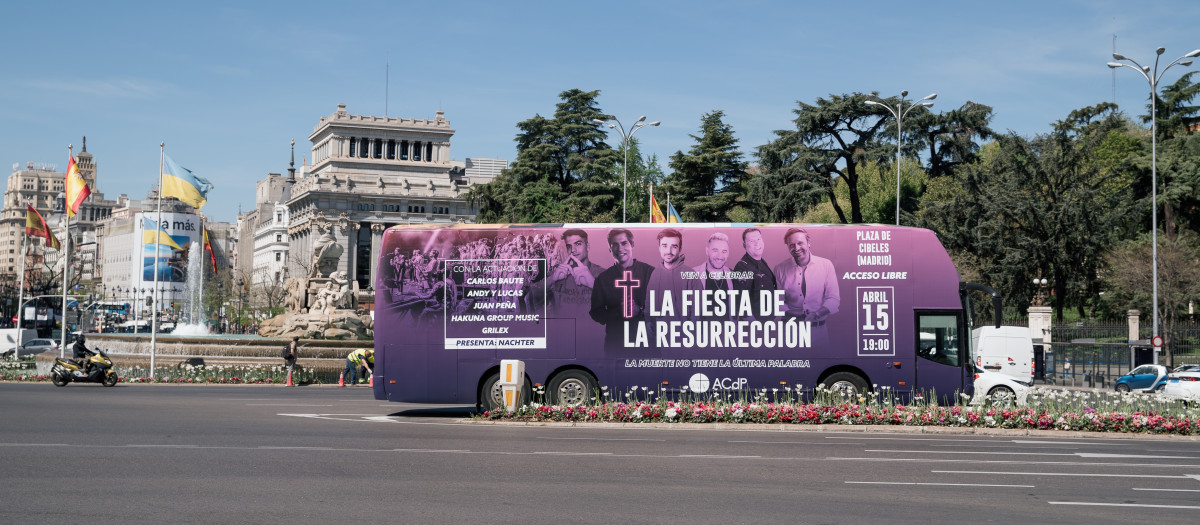 El autobús de la Resurrección lleva días recorriendo las calles de Madrid