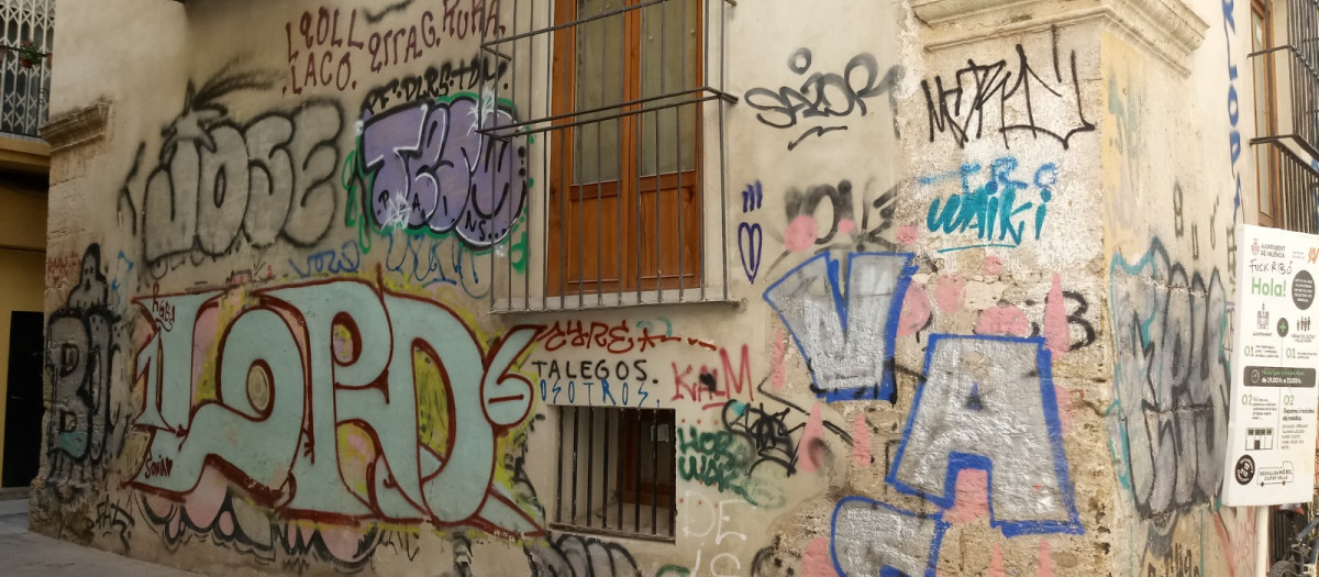 Un edificio antiguo del centro Valencia, lleno de pintadas frente a la inacción del Ayuntamiento.