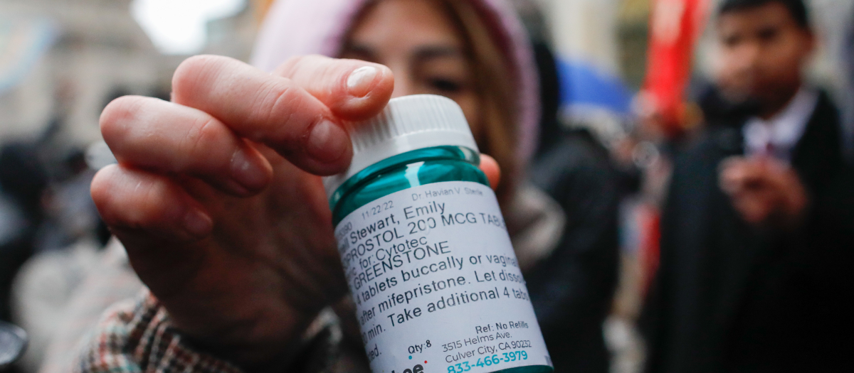 Una manifestante muestra píldoras abortivas