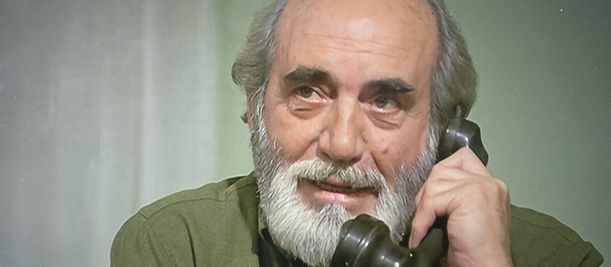 El escritor Alvajara, interpretado por Antonio Ferrandis, durante su conversación con el Rey