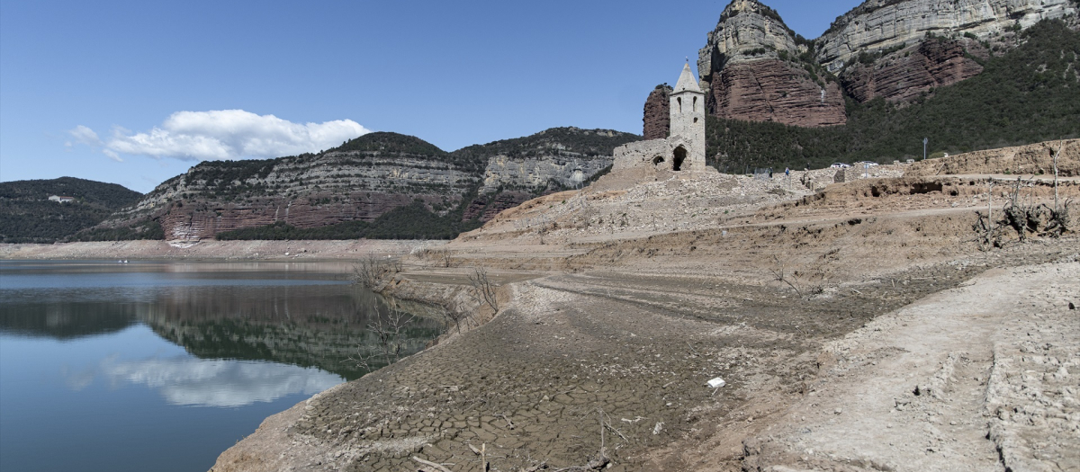 Imágenes de la sequía en el pantano de Sau, a 27 de marzo de 2023, en Vilanova de Sau, Barcelona