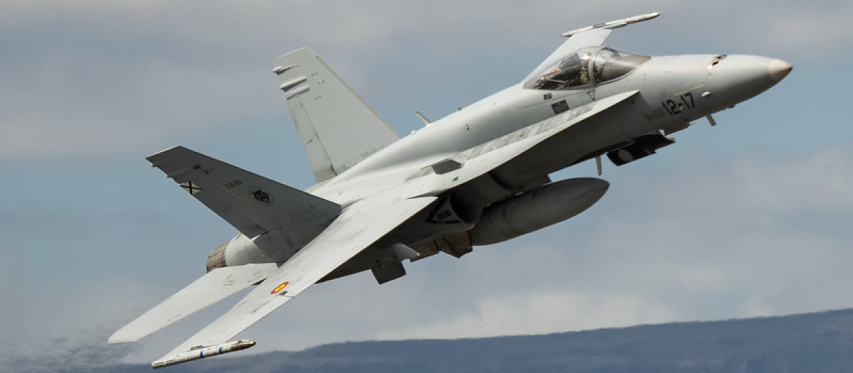 Un F-18 del Ala 12 del Ejército del Aire maniobra en vuelo