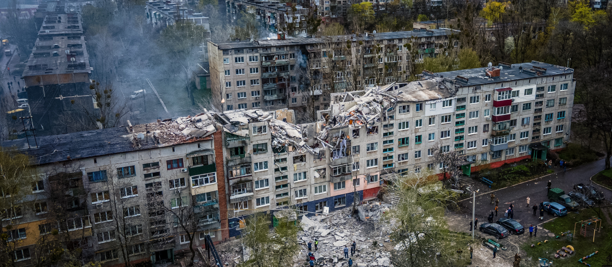 Un edificio residencial de la ciudad de Sloviansk, al norte de Donetsk, fue parcialmente destruido por bombardeos rusos