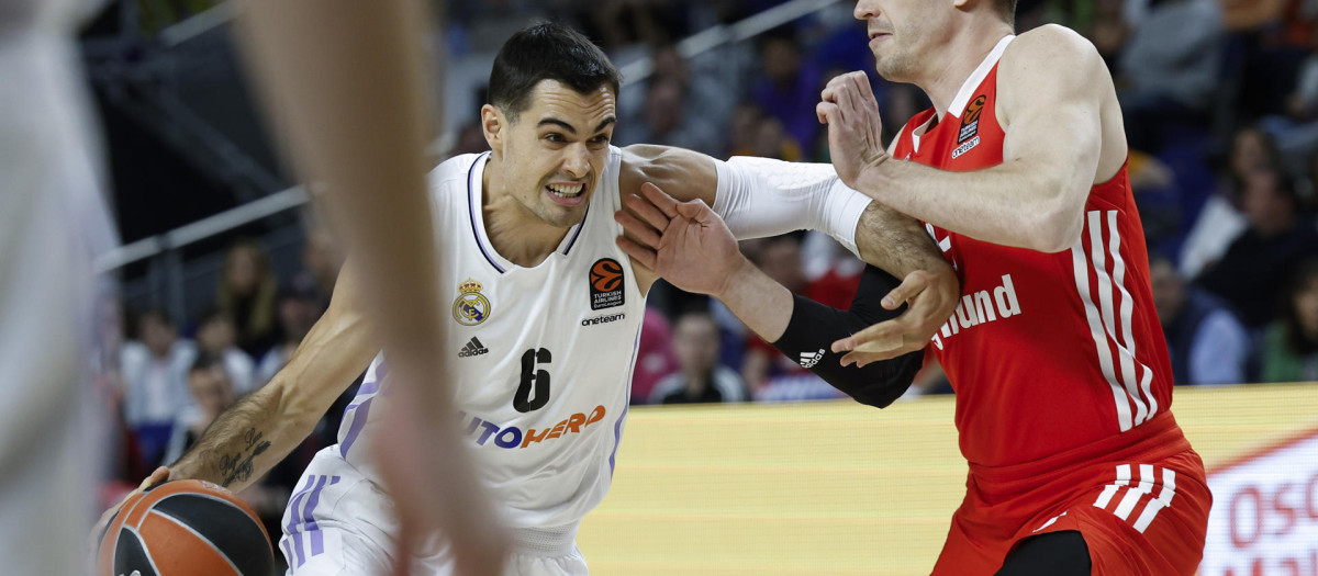 El alero del Real Madrid Alberto Abalde (i) intenta superar a Andreas Obst, del Bayern Múnich en un partido de Euroliga de esta temporada.