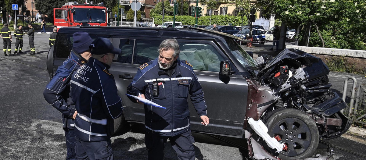 Los agentes de policía de Roma inspeccionan el accidente del coche de Immobile con un tranvía