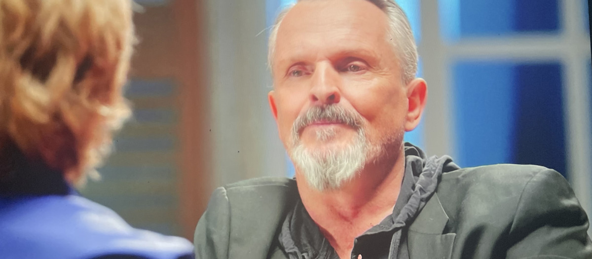 Bosé, durante la entrevista