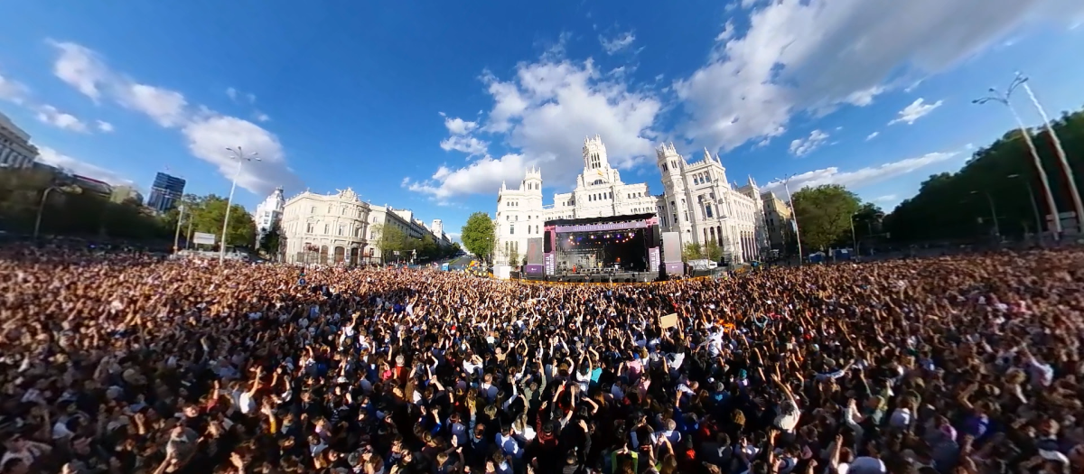 Decenas de miles de personas se congregaron en la plaza de Cibeles para celebrar la Fiesta de la Resurrección