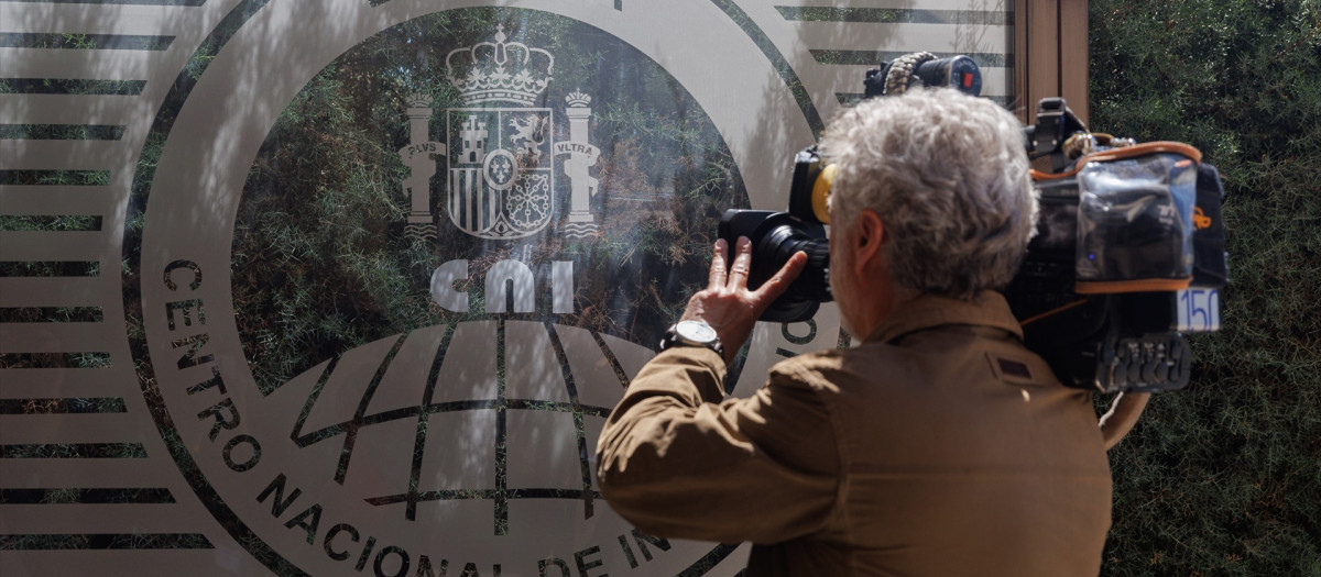 Un cámara de televisión graba la entrada principal del Centro Nacional de Inteligencia CNI