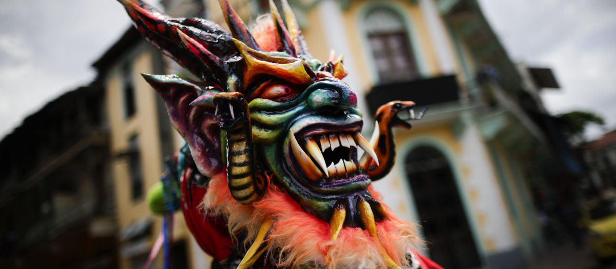 -FOTODELDÍA- AME1814. CUIDAD DE PANAMÁ (PANAMÁ), 16/04/2023.- Un hombre participa de la danza del gran diablo en el marco del II Festival de Diablos hoy, en la Ciudad de Panamá (Panamá). Al rededor de 300 "diablos", una de las representaciones más antiguas de Panamá que dramatiza el "bien" y el "mal" de la religión Católica, recorrieron este domingo el colonial Casco Antiguo de la capital panameña bailando al ritmo de cascabeles y tamboritos. EFE/Bienvenido Velasco