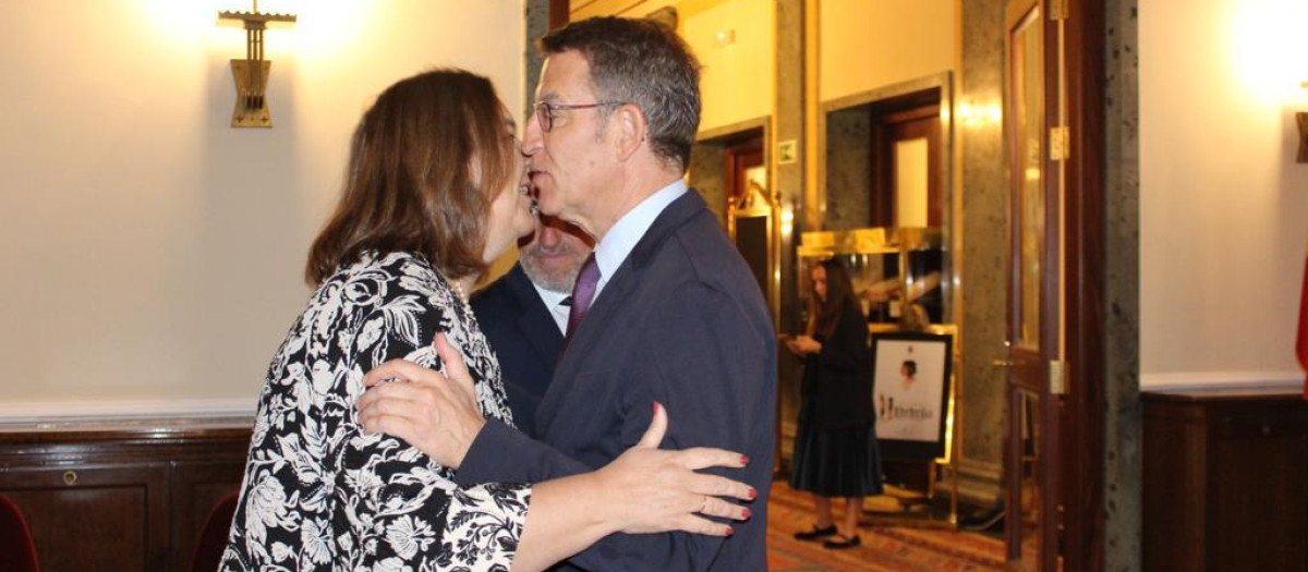 La presidenta de la AVT, Maite Araluce, saluda al presidente del PP, Alberto Núñez Feijóo