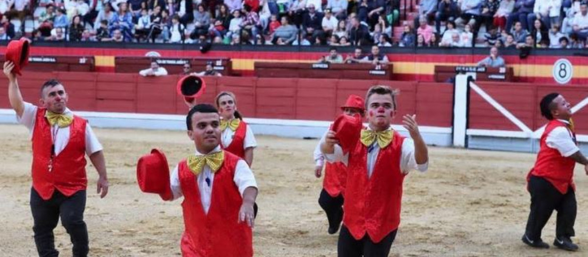 Espectáculo de la cuadrilla cómica Diversiones en el Ruedo y sus enanitos toreros