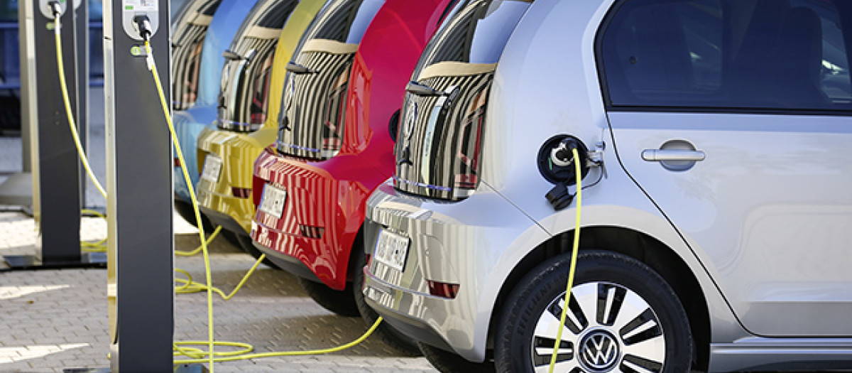 Cuatro VW e-Up eléctricos en plena carga de batería