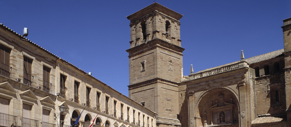 Villanueva de los Infantes en Ciudad Real. Plaza Mayor, Ayuntamiento e Iglesia de San Andrés