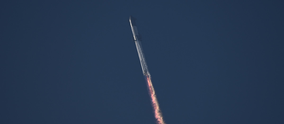 La nave espacial Starship, de SpaceX, durante su ascenso