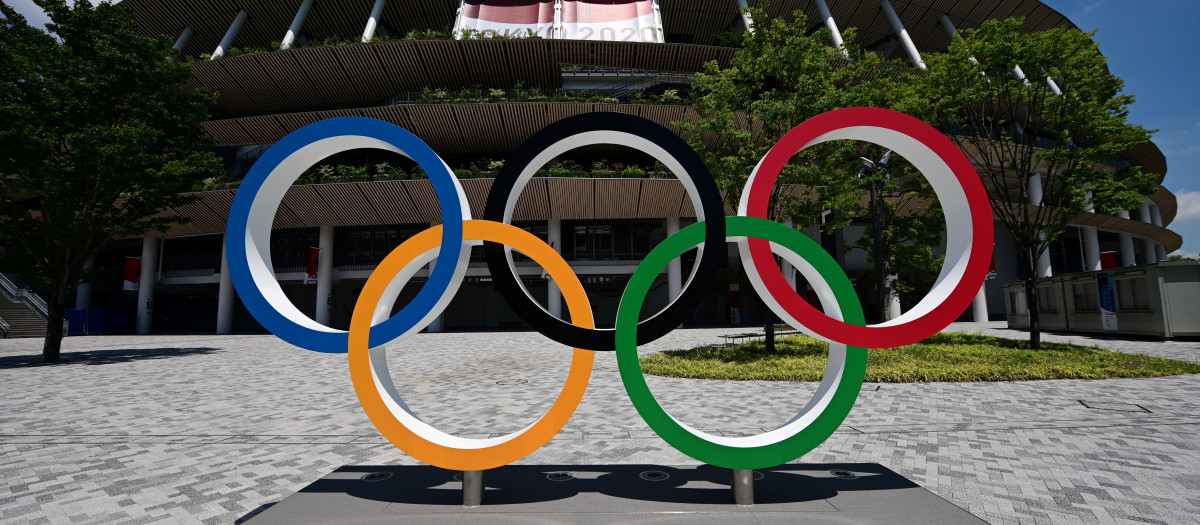 Vista general de los Anillos Olímpicos en el Estadio Olímpico, sede principal de los Juegos Olímpicos de Tokio 2020 en Tokio