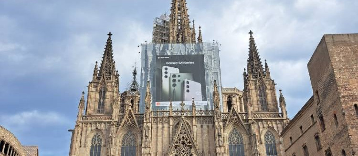 Anuncio de Samsung en la fachada de la catedral de Barcelona