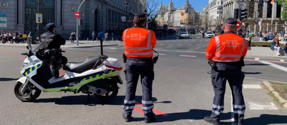 Dos agentes de movilidad de Madrid cortan el tráfico